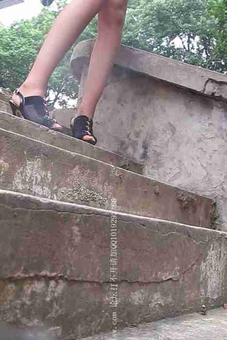 [大忽悠买丝袜街拍视频]ID1390 2014.1.24【街拍丝袜忽悠强袭】3个夜店上班的婊子配秃头中年屌丝一起就餐大忽悠混入让穿丝袜和牛仔裙闷骚清纯直接在里屋脱裤袜换新的
