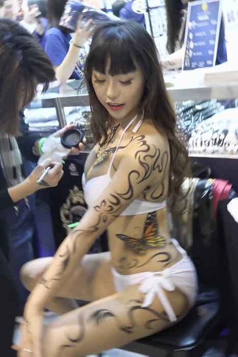 [各类性感视频]ID0343 台湾国际纹身艺术展比基尼人体彩绘 [MP4-325M]--性感提示：私密人体紧身裤少妇美丝蕾丝