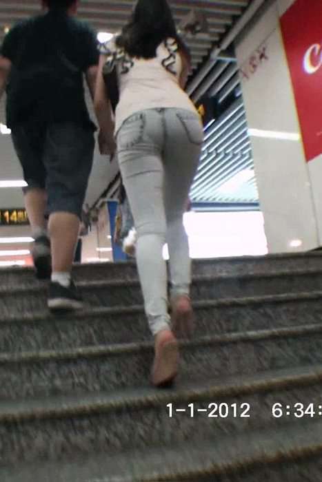 [街拍视频]00345美女穿着超紧的牛仔裤乘地铁臀部很紧实