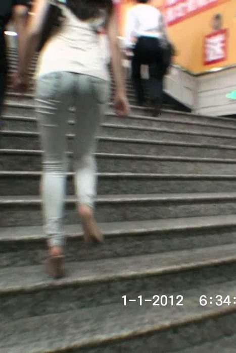 [街拍视频]00345美女穿着超紧的牛仔裤乘地铁臀部很紧实