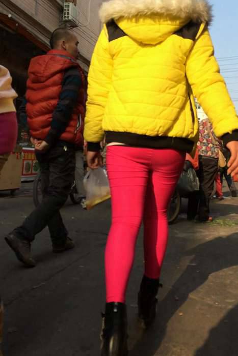 [街拍视频]00365桃红紧身裤美女少妇这裤子实在太紧了