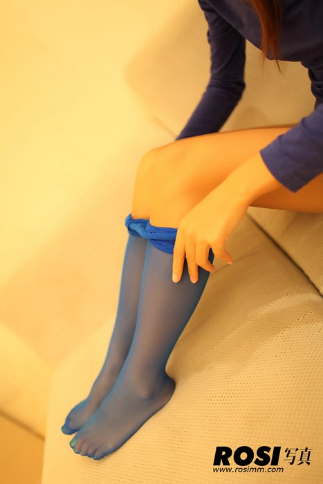 rosi0136少妇穿罕见的蓝色丝袜